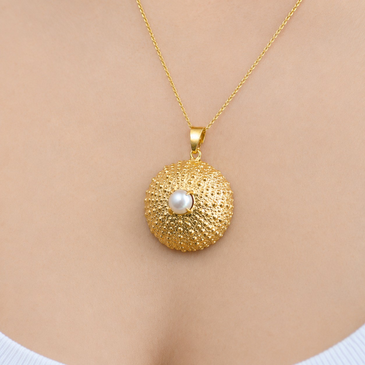 gold-sea-urchin-necklace-pearl-model.jpg Gold Sea Urchin Necklace with Pearl