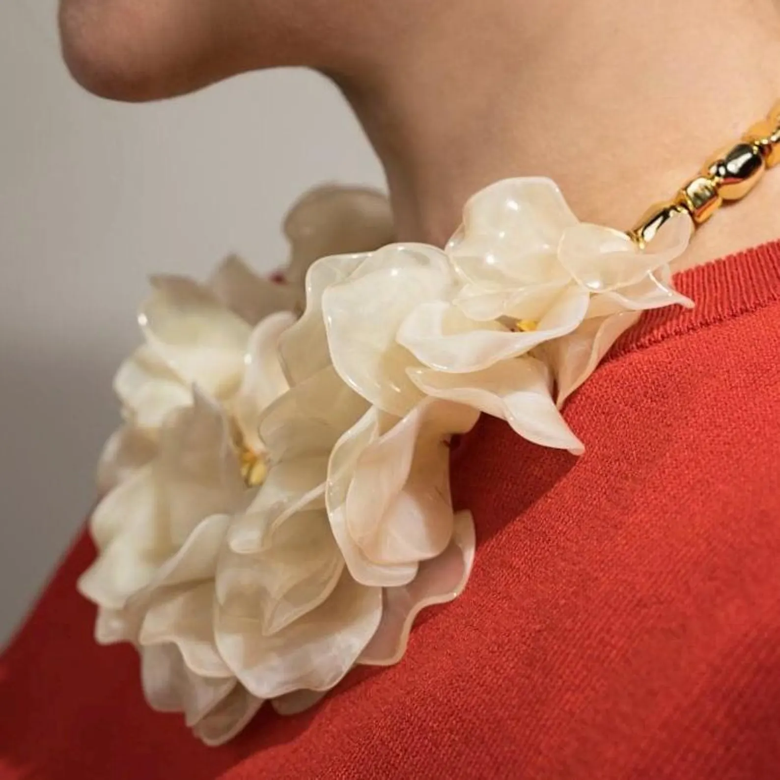 white-flower-gold-necklace White flower necklace for weddings and special occasions