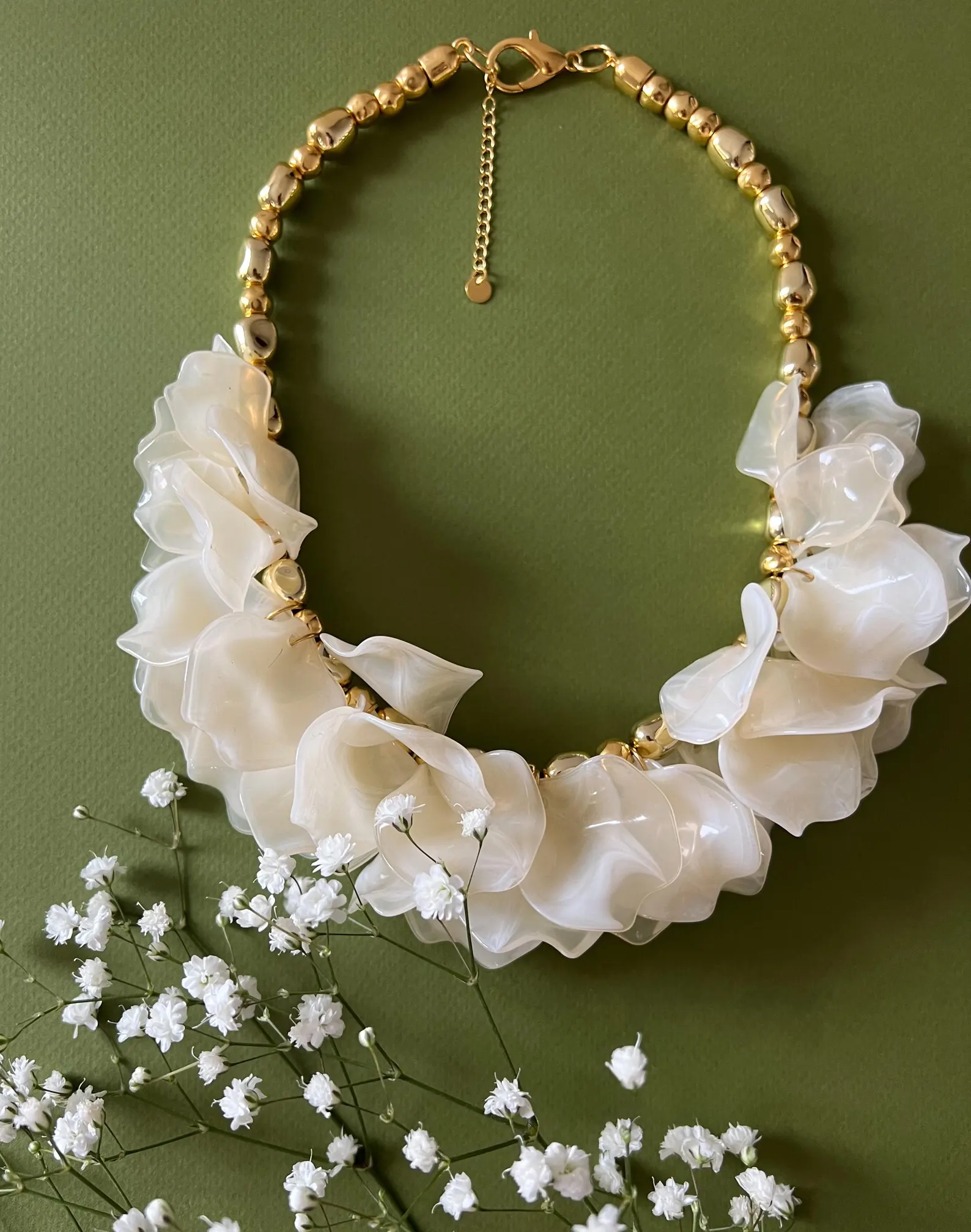 white-flower-gold-necklace White flower necklace for weddings and special occasions