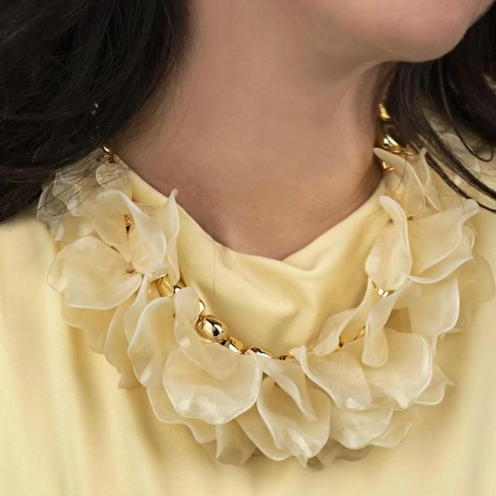 white-flower-gold-necklace White flower necklace for weddings and special occasions