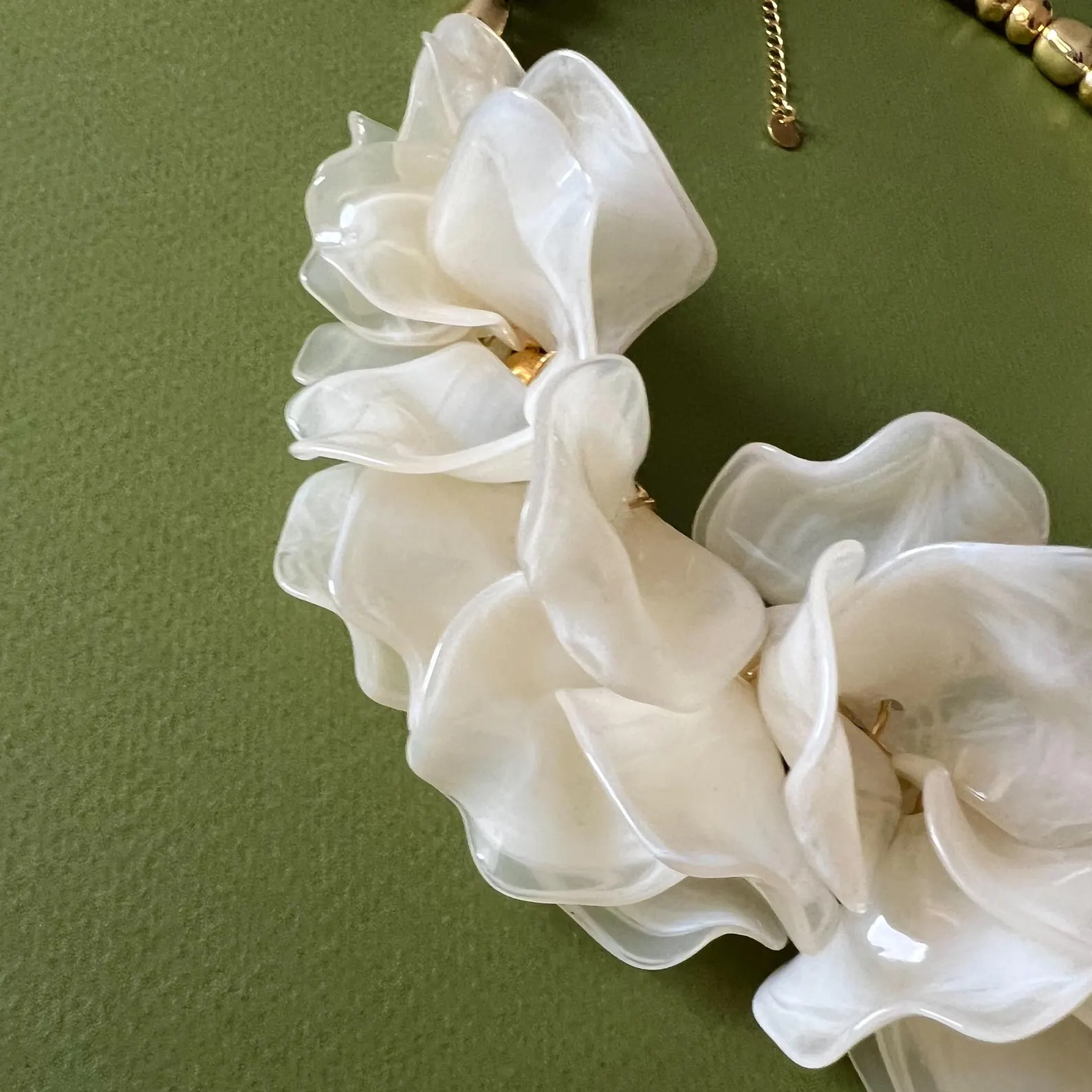 white-flower-gold-necklace White flower necklace for weddings and special occasions