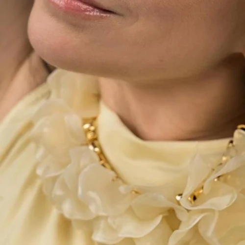 White flower necklace for weddings and special occasions
