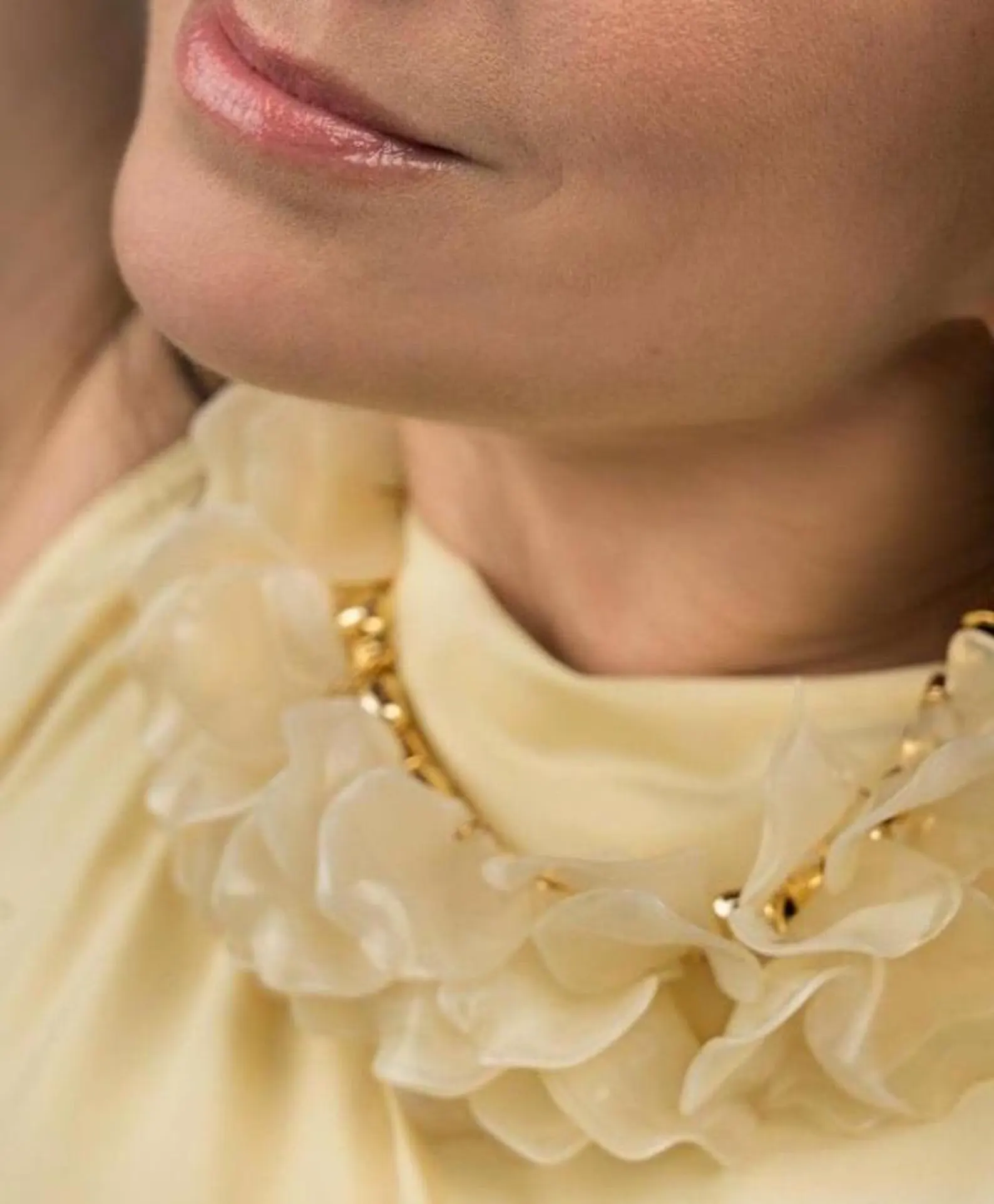 white-flower-gold-necklace White flower necklace for weddings and special occasions