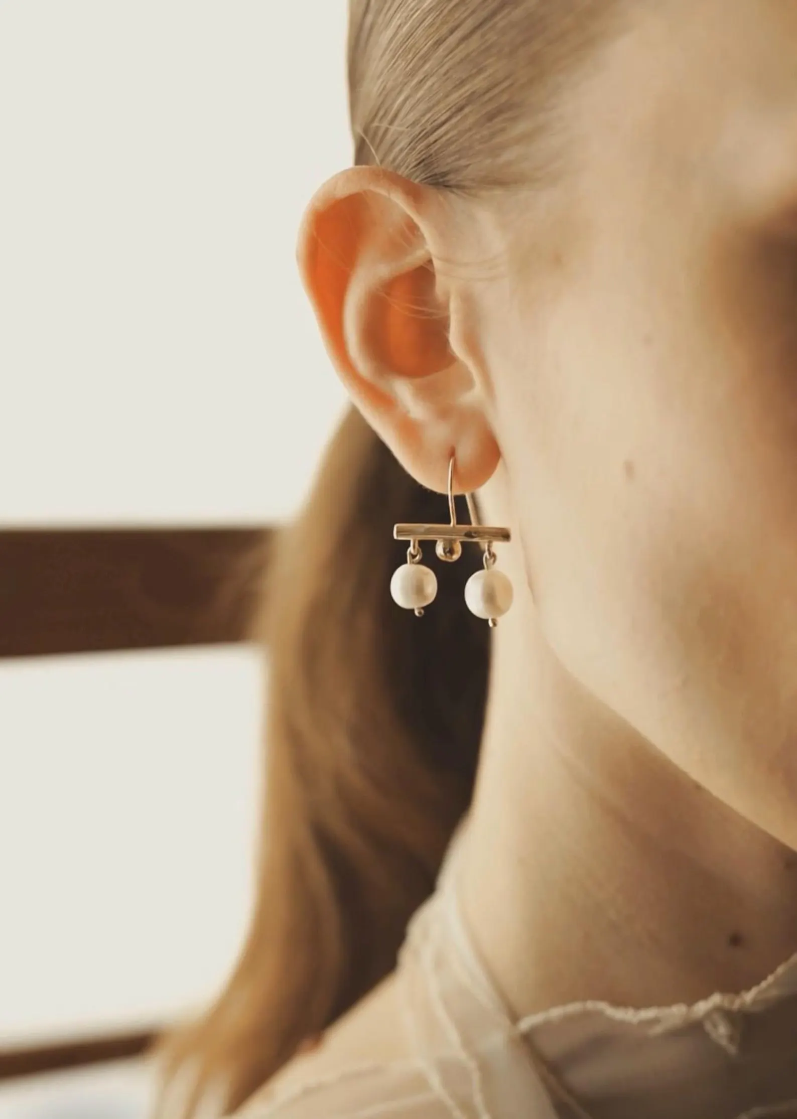 gold-pearl-drop-earrings Modern gold pearl drop earrings with freshwater pearls