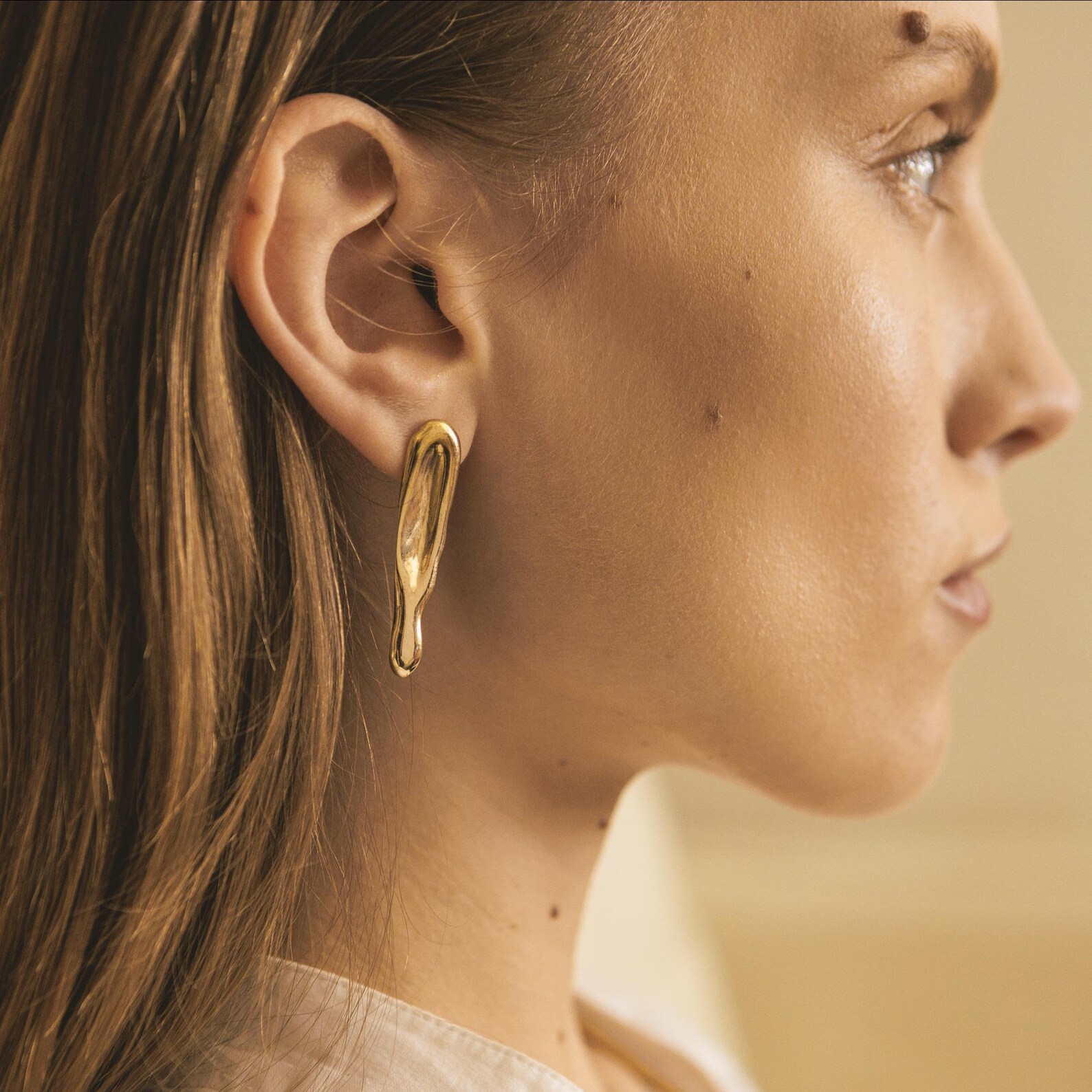 Minimal-gold-statement-earrings Sculptural gold statement earrings