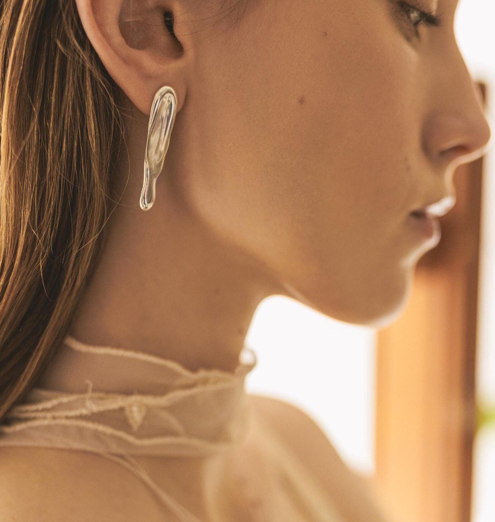 Minimal-gold-statement-earrings Sculptural gold statement earrings