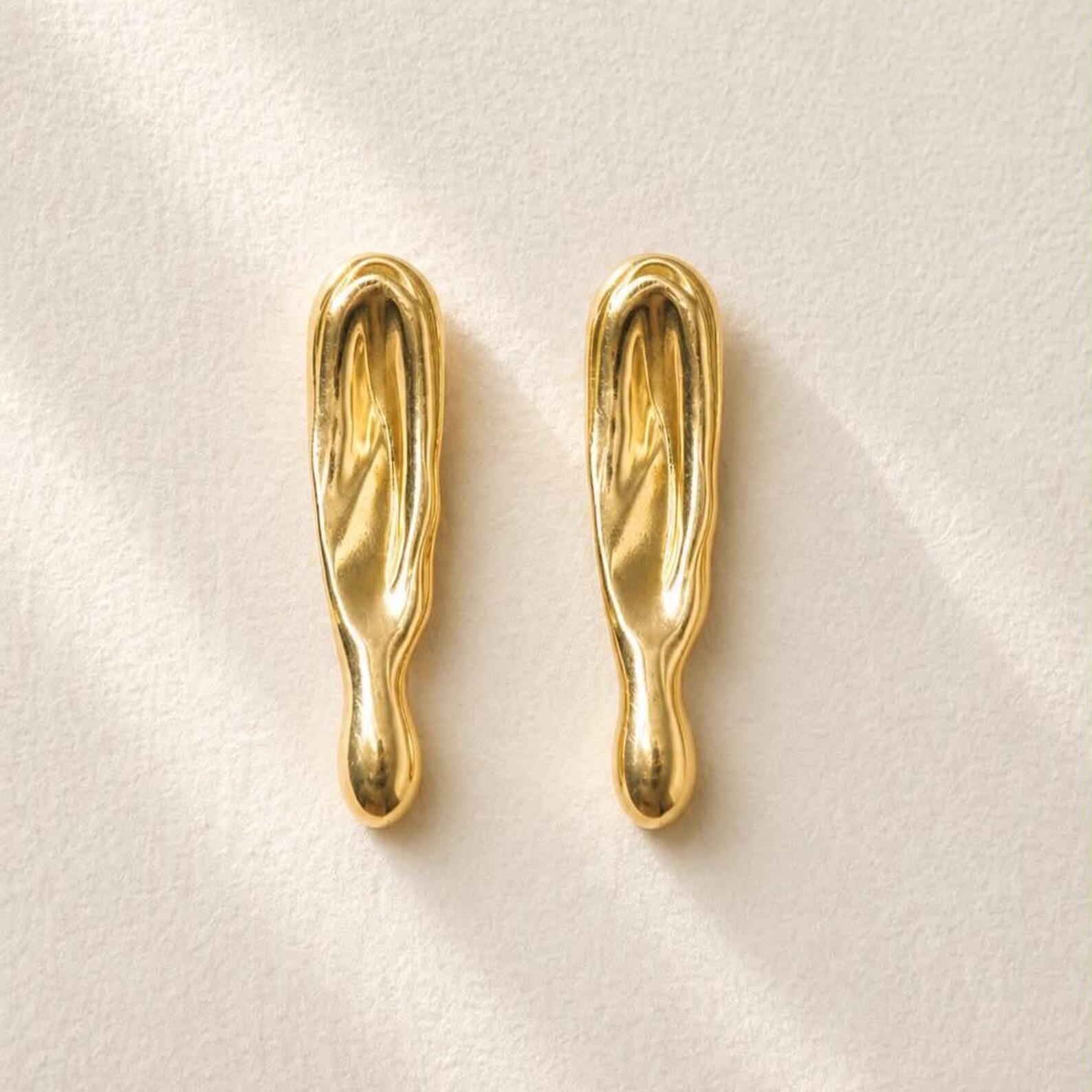 Minimal-gold-statement-earrings Sculptural gold statement earrings